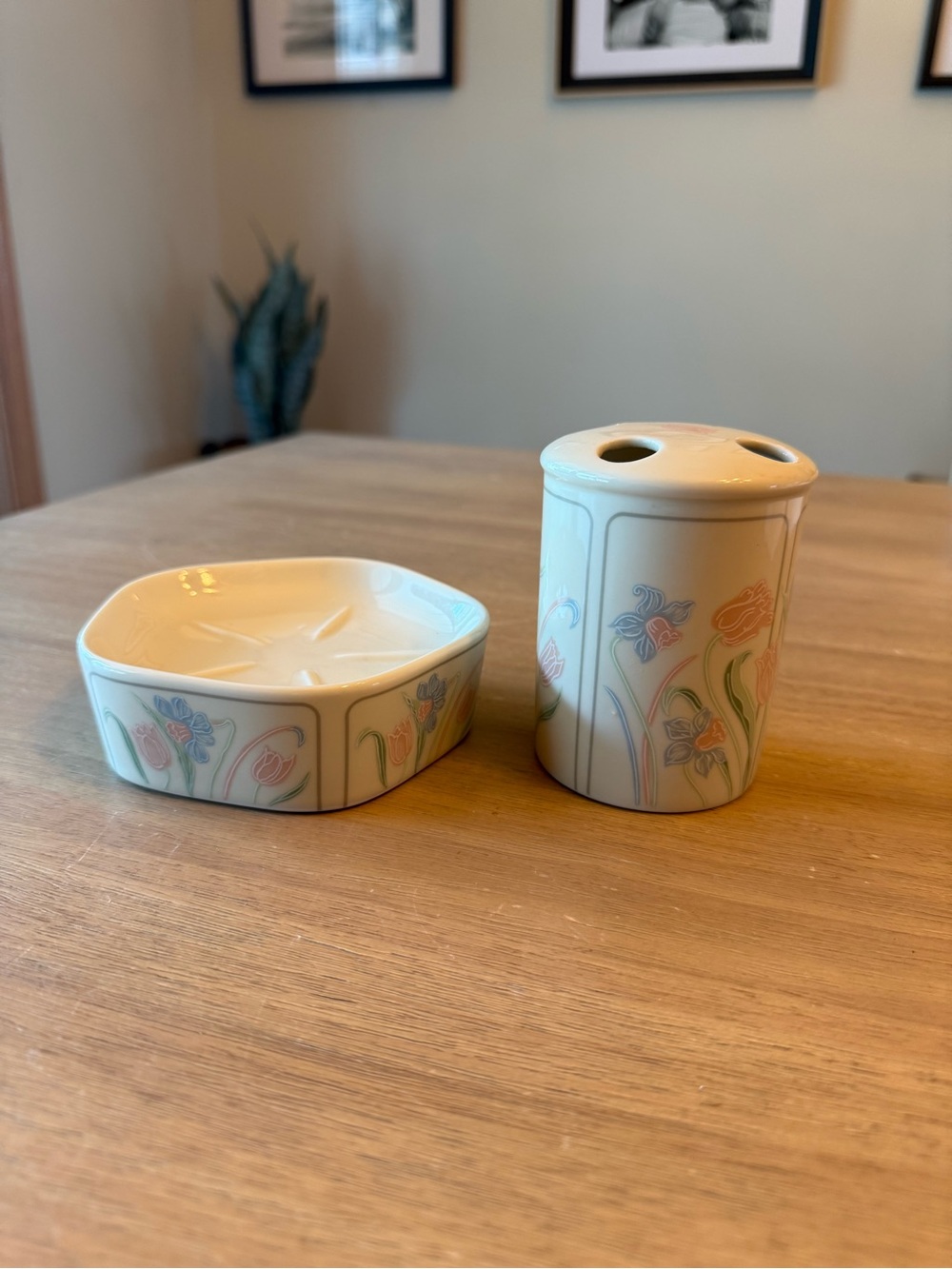 VTG Bathroom Designed by Andre Richard Floral soap Dish & toothbrush holder